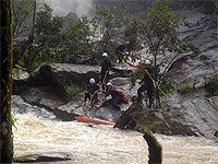 Bombeiros atuando no resgate do homem que morreu ao fazer rapel em cachoeira