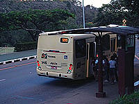 estudantes no ponto de ônibus na UFJF