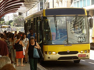 Ônibus no ponto