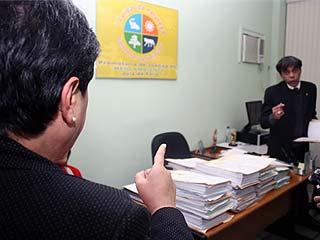 Foto de Sueli Reis discutindo com Julio Cesar