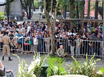 Multidão aguardando o velório de Itamar Franco