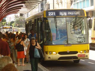 Pessoas e ônibus