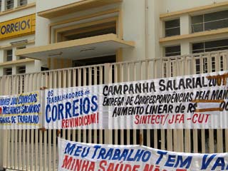 Faixas de protesto dos trabalhadores dos Correios