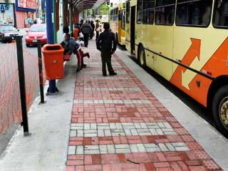 Novo piso dos pontos de ônibus da avenida Rio Branco