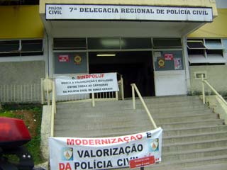 Faixas de protesto de servidores da Polícia Civil