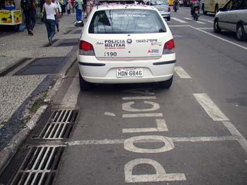 Foto de carro estacionado