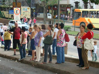 Foto de fila no ponto de táxi