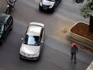 Pedestre atravessando em local impróprio