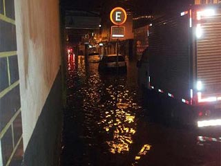 Alagamento na rua Floriano Peixoto