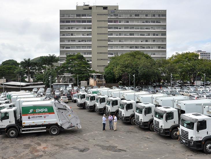 Entrega de caminhões Demlurb