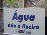 banner dizendo que água não é lixeira