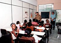 Crian?as na Aban em aula