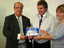 foto bejani e Lucas 
Chagas com a placa Braille