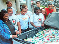 Foto de Maria Aparecida recebendo doação de leite