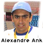 Alexandre Ank mostrando uma de suas medalhas