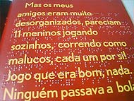 Foto de livro infantil escrito em braile e em escrita comum