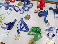 Foto de medalhas conquistadas por pessoas com defici?ncia visual