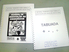 Foto de livros em braile