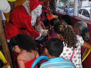 Foto do papai noel entregando presentes