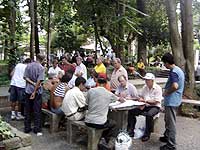 Senhores no Parque Halfeld jogando xadrez