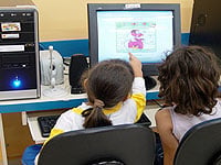 Duas meninas usando o computador