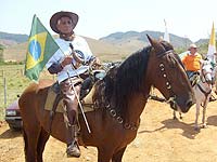 Foto de
Adelino dos Santos montado num cavalo