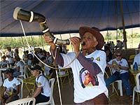 Foto de 
Adelino tocando um berrante