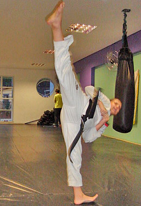 Foto Igor Ribeiro aplicando um golpe de taekwondo