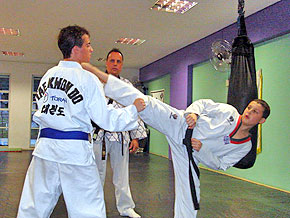 Foto Igor Ribeiro aplicando um golpe de taekwondo