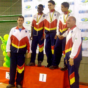 Foto da equipe no podium