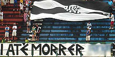 Torcida do Tupi com bandeira: Tupi at? morrer