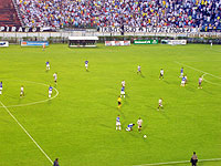 Foto dos jogadores em campo no jogo Tupi X Cruzeiro