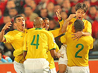 Foto de cinco jogadores do Brasil, entre eles, Ronaldinho Ga?cho e Diego comemorando o gol contra o Chile