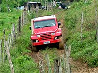 Foto de um carro em um rally