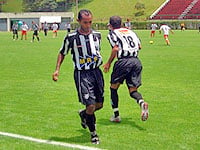 foto de jogadores do Tupi treinando