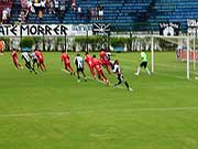 Foto do jogo no campo do Est?dio Municipal M?rio Hel?nio em Juiz de Fora para o coletivo com o Tupi