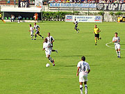 Foto do jogo no campo do Est?dio Municipal M?rio Hel?nio em Juiz de Fora