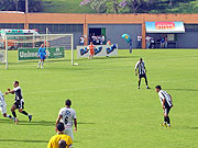 Foto do jogo no campo do Est?dio Municipal M?rio Hel?nio em Juiz de Fora