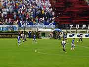 Foto do jogo no campo do Est?dio Municipal M?rio Hel?nio em Juiz de Fora