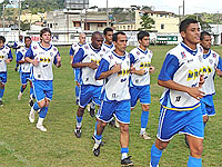 Foto dos jogadores do Tupi correndo