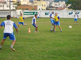 Foto dos jogadores do Tupi correndo