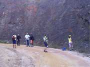 Grupo caminhando no bairro Grama