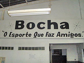 Foto de uma frase na parede dizendo Bocha o esporte que faz amigos