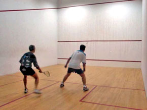 Foto de jogadores na quadra de squash