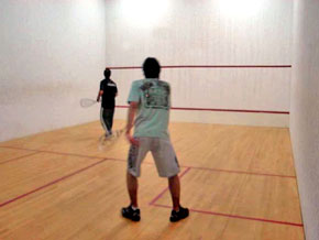 Foto de jogadores na quadra de squash