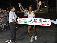 Foto do vencedor da corrida da fogueira