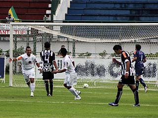 jogadores da caldense comemoram o gol