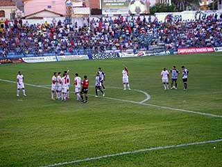 Jogadores do Tupi se preparam para a cobrança de falta