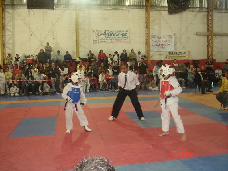 Atletas disputando taekwondo