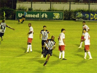 Ademilson comemora gol